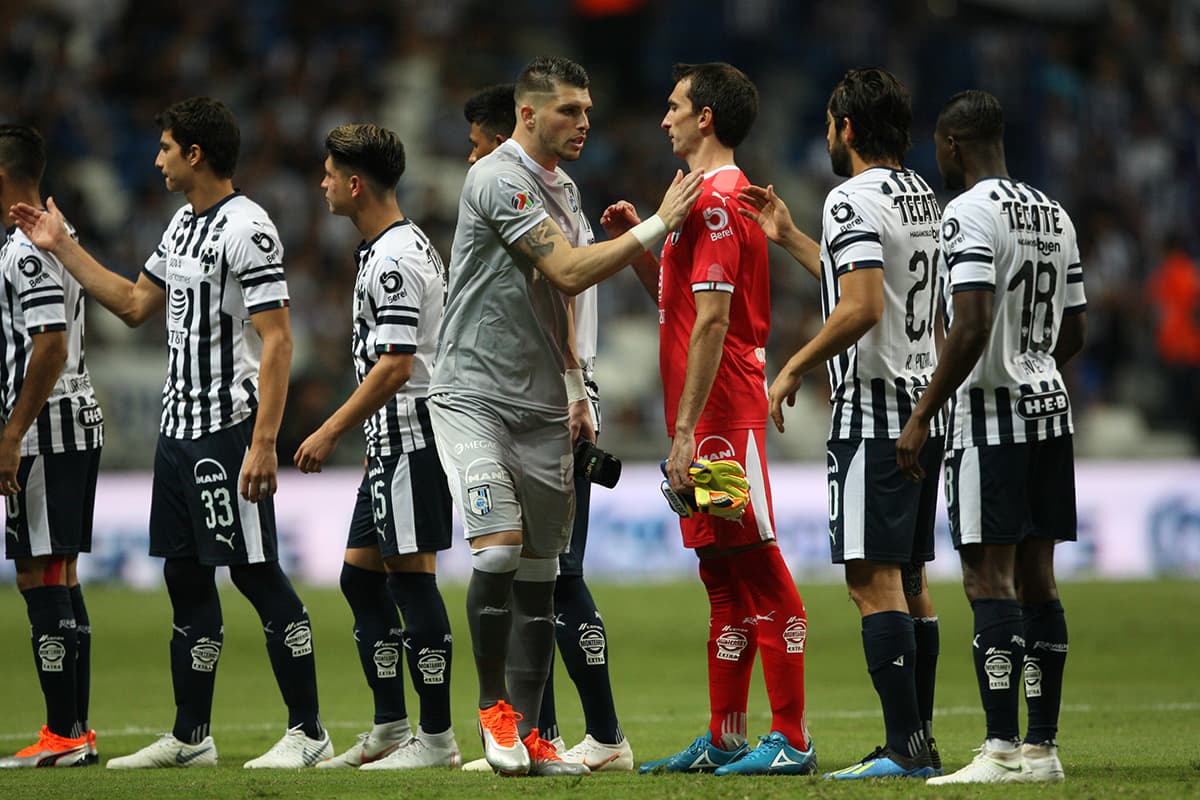 Los arqueros, el argentino Tiago Volpi (izquierda) del Querétaro, y el argentino Marcelo Barovero (derecha) del Monterrey, se saludan en el acto protocolario.