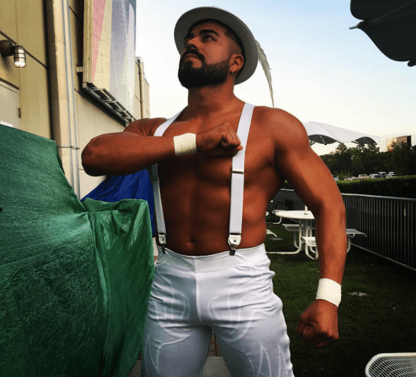 Andrade 100 almas, o La Sombra, es peleador en la WWE en el circuito de NXT, aunque aún no logra algún título.