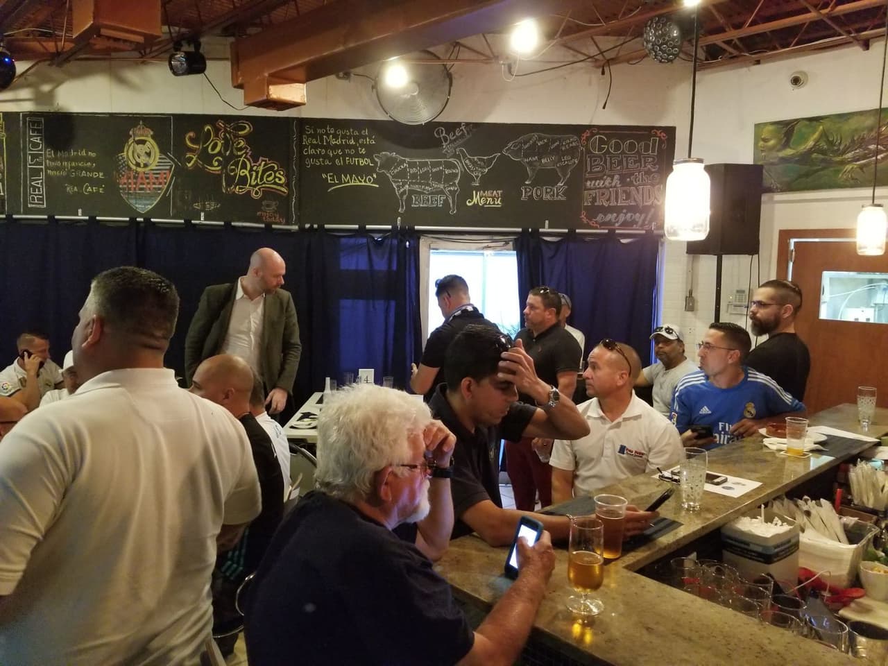 La Peña Madridista en Miami se reunió en el Café Real para vivir el partido de los octavos de final ante el Paris Saint-Germain, juego definitivo para conocer cuál de los dos equipos pasa a la siguiente ronda después del 3-1 a favor en el Santiago Bernabéu.