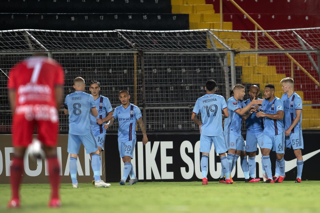 Héber Araujo dos Santos marc´o el primer gol del juego al minuto 13. Posteriormente el goleador incrementó su cuota goleadora en este partido.