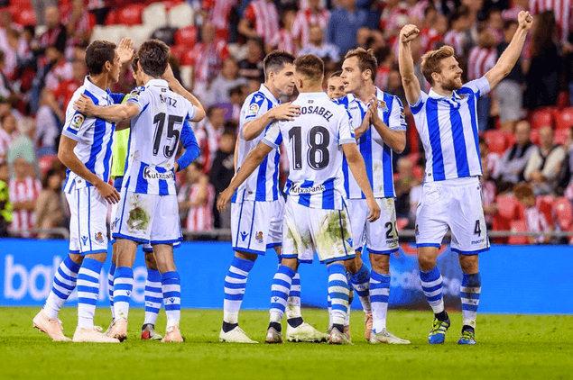 Héctor Moreno jugó los últimos minutos en el triunfo de Real Sociedad 1-3 contra Athletic Bilbao en el clásico vasco de la Liga de España.