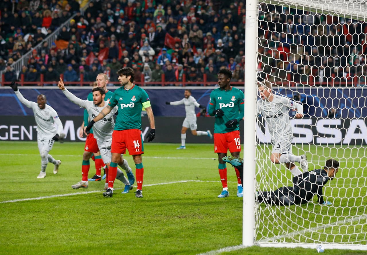 Los jugadores del Leverkusen celebran después del gol que abre el marcador 1-0 ante el Lokomotiv de Moscú.