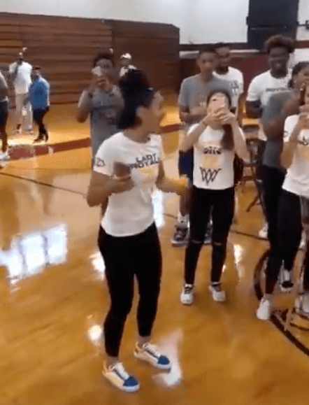 Como era de esperarse, los chicos al verlo enloquecieron, no sabían cómo reacionar, pero eso sí, nunca dejaron de captar su presencia con sus teléfonos celulares. Quedó claro que estaban felices.