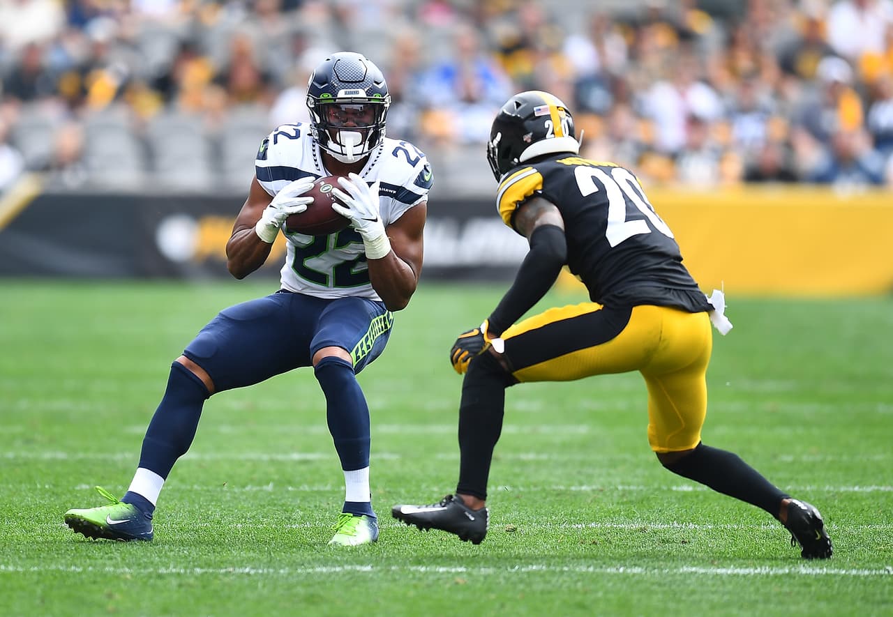 C.J. Prosise #22 de Seattle Seahawks atrapa un pase.