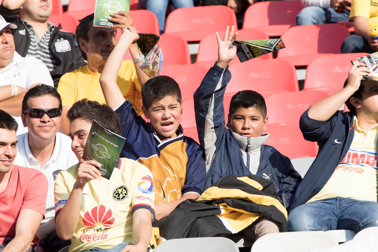 El colorido de la afición en la Jornada 17