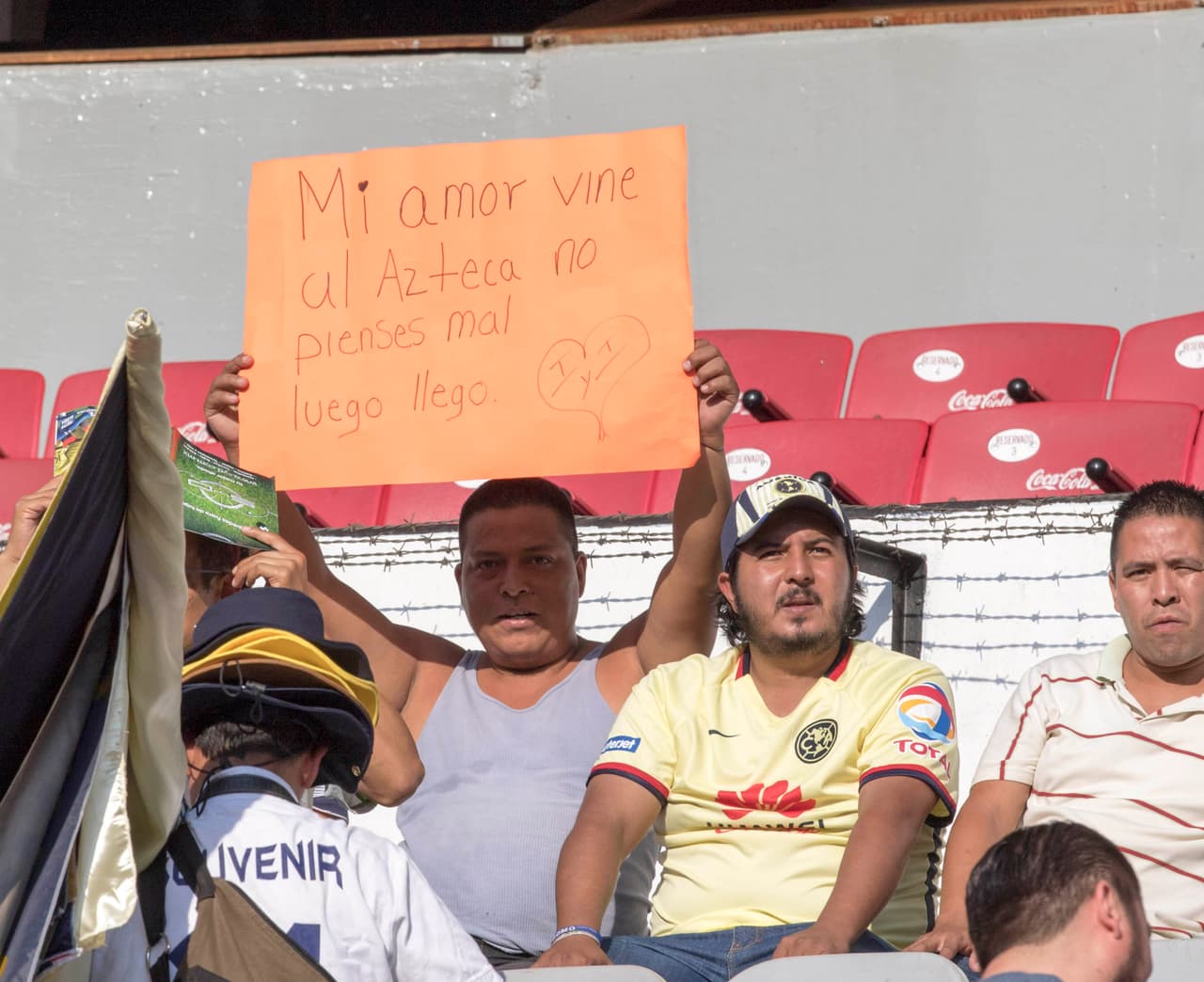 El colorido de la afición en la Jornada 17