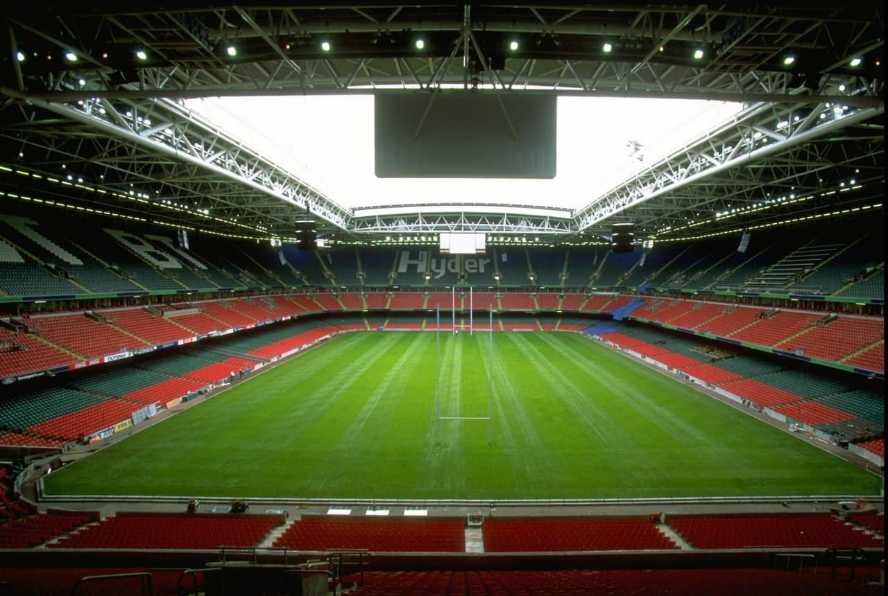 El estadio cuenta con cesped de hierba natural que es modular y se pone sobre 7412 paletas que son removibles por si se quiere usar para otro tipo de eventos. Tiene sistema de riego y drenaje.