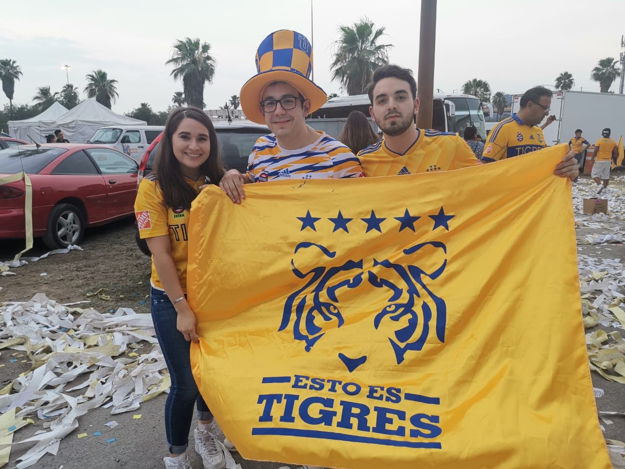 Aficionados de Tigres, mayoritariamente, y del León, tomaron por 'asalto' las inmediaciones del Estadio Universitario para atestiguar el juego de Ida de la Final del Clausura 2019 de la Liga MX en Monterrey. Se esmeraron y le pusieron un fantástico ambiente.