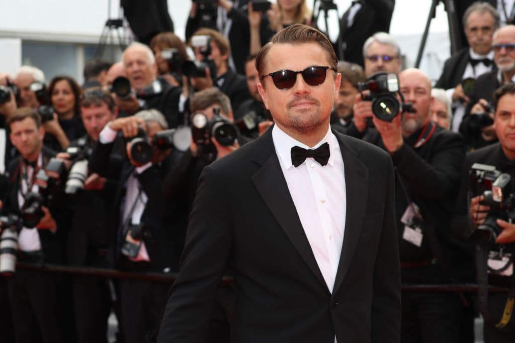 Detrás de la cinta está el libro de David Grann Killers of the Flower Moon: The Osage Murders and the Birth of the FBI.
<br>