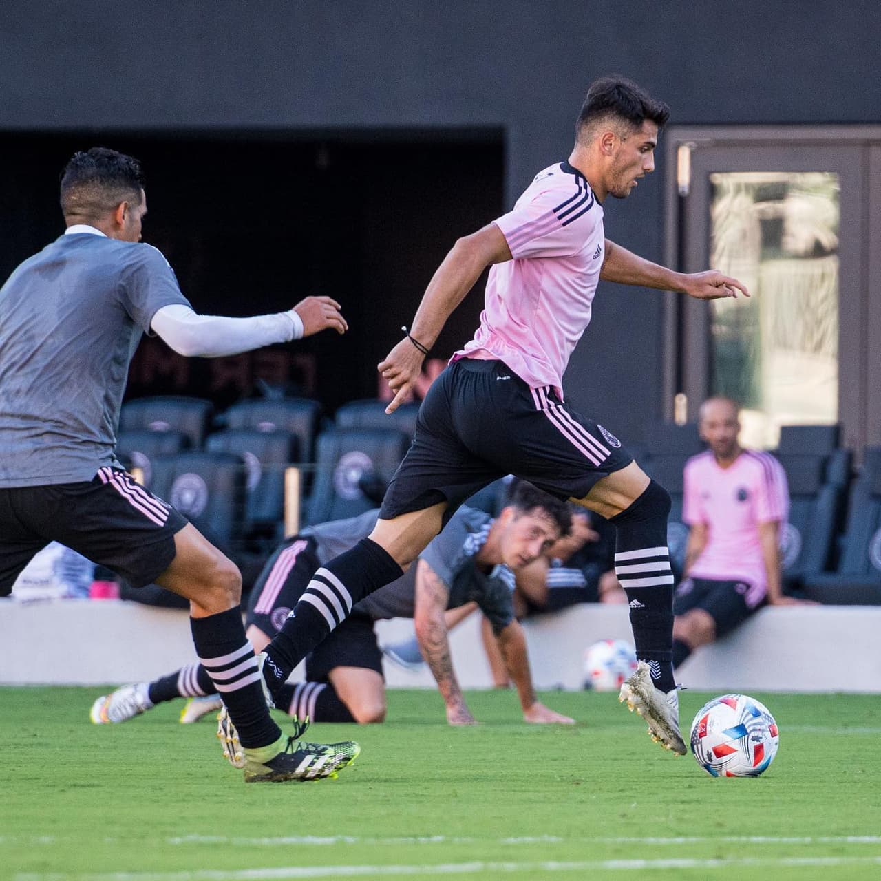 Su compatriota Julián Carranza también destaca en los movimientos de pretemporada.