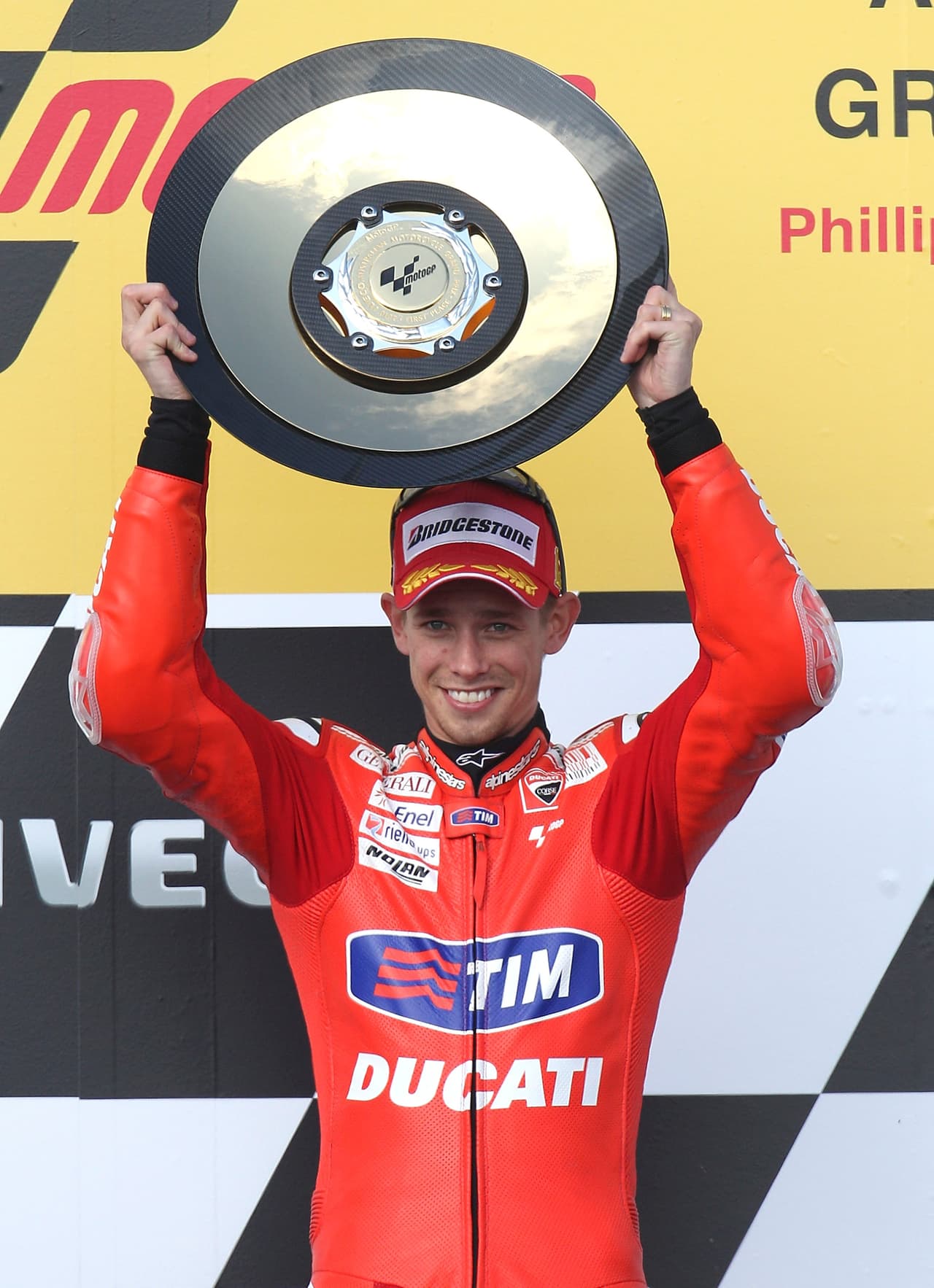 Casey Stoner piloto australiano de Moto GP. Único que ganó un mundial controlando una Ducati se retiró a los 27 años por motivos más allá de una lesión. Consideraba que el mundo del motociclismo era muy deshonesto y correr por dinero simplemente no era lo suyo.