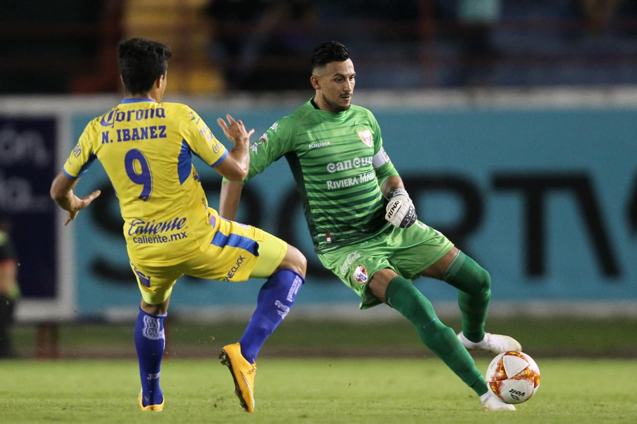 Y en una de las que buscaban los potosinos, casi la resuelven con un contragolpe letal, que para fortuna del Atlante, Gerardo Ruiz supo resolver anitcipándose, evitando el gol del acabose.