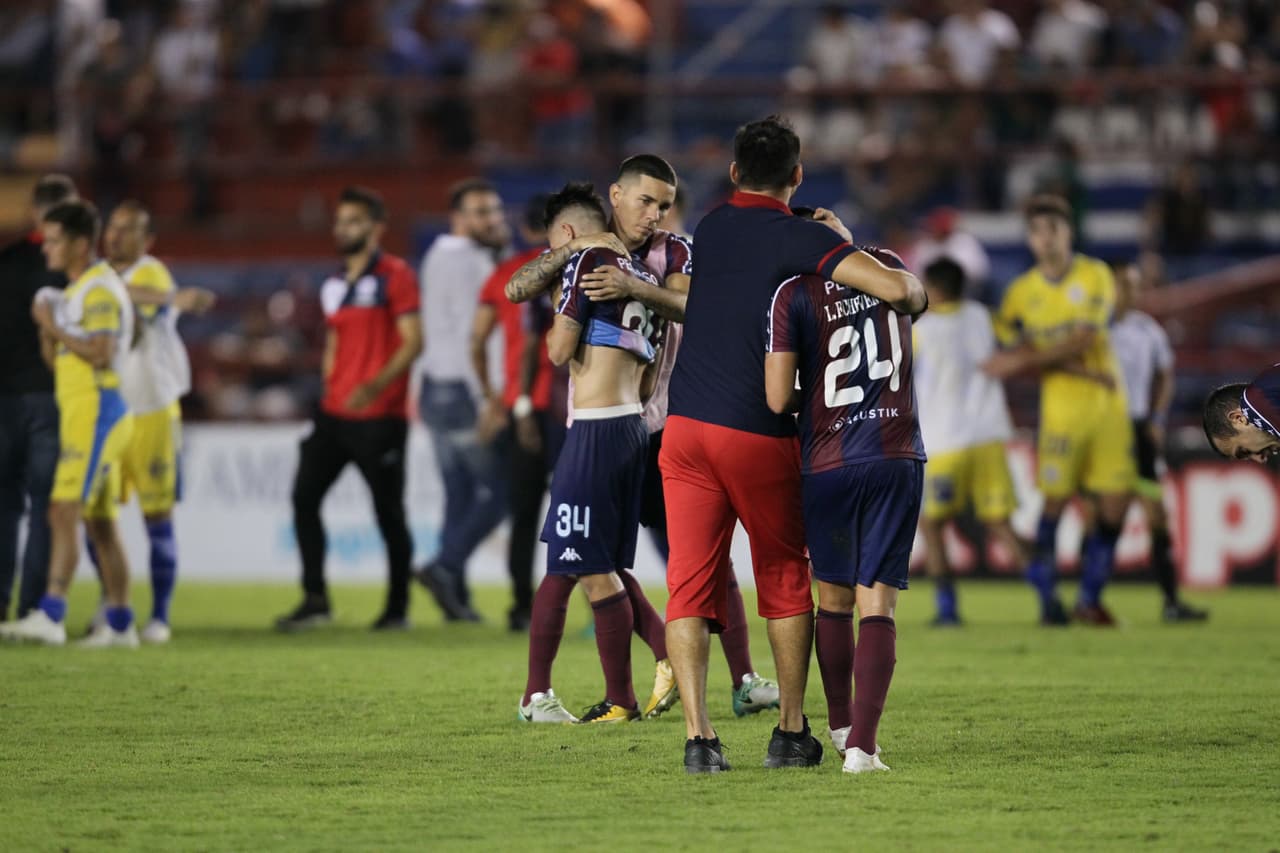 A pesar de la victoria, que no sería más que para hacer más decoroso el marcador, la amargura, la tristeza y la frustración, hicieron presa del 'Equipo del Pueblo'.