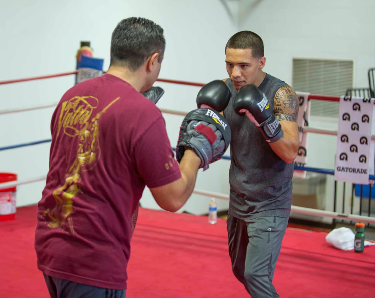 Oscar Valdez enfocado en Evgeny Gradovich