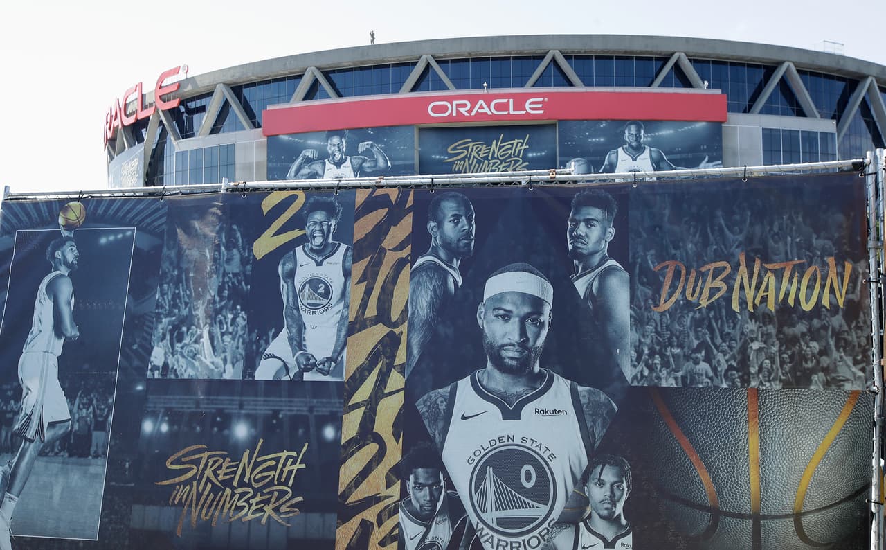 Los jugadores de Raptors y Warriors llegaron a Oracle Arena para la disputa del Juego 6 de las Finales NBA. Toronto busca destapar la champaña en patio ajeno y Golden State vivir un día más. Es el último partido NBA en la historia de Oracle Arena, en Oakland, ya que la temporada entrante el equipo se mudará al moderno Chase Center en San Francisco. Por ese motivo los aficionados acudieron a despedirse de la que ha sido su casa por más de cinco décadas.