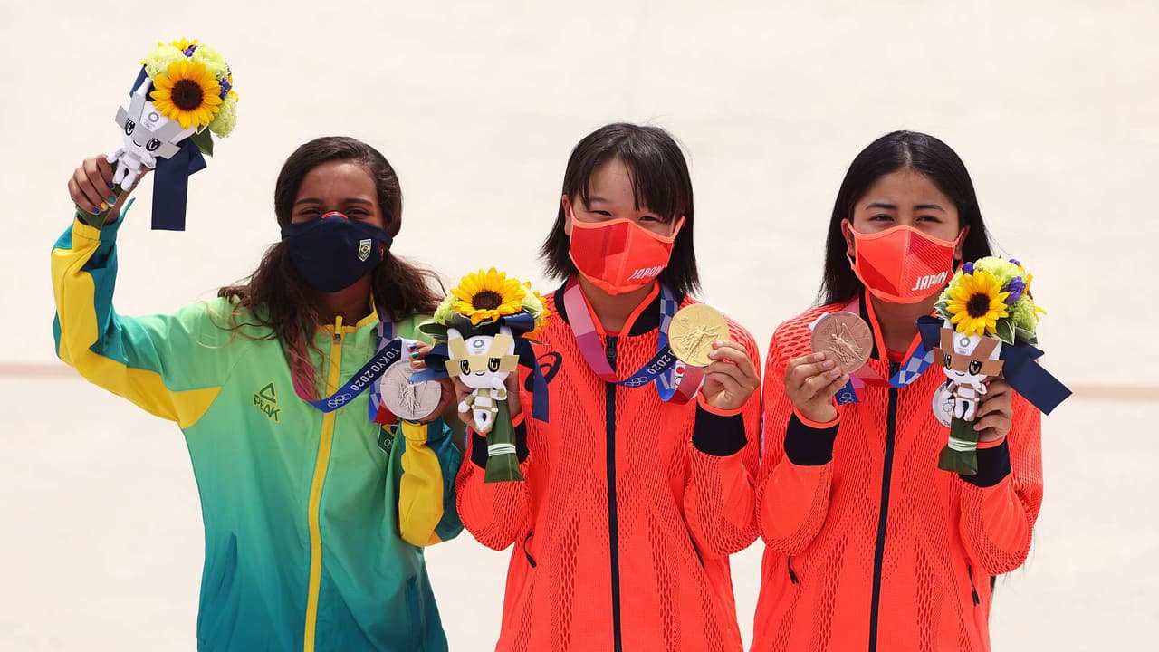 Niñas de 13 años se paran en el podio por el oro y plata en skateboarding