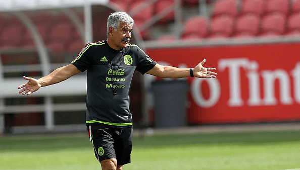 Ricardo Ferretti cuestiona en entrenamiento