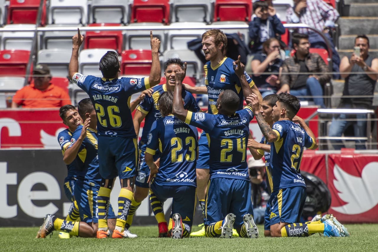 Los jugadores del Morelia festejan el primer tanto del encuentro.