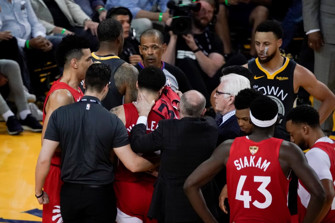 Sin embargo, VanVleet se incorporó y pudo regresar a la banca tras ser revisado, con ocho puntos de sutura en su pómulo derecho.