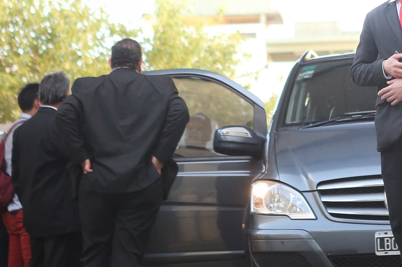 Dan de alta a Diego Maradona, está fuera de peligro, pero deberá someterse a cirugía