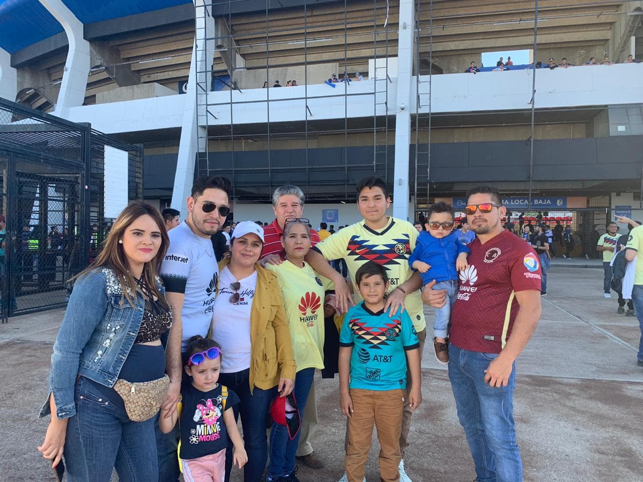 Una gran cantidad de aficionados azulcremas llegan a la Corregidora para el juego entre Querétaro y América.