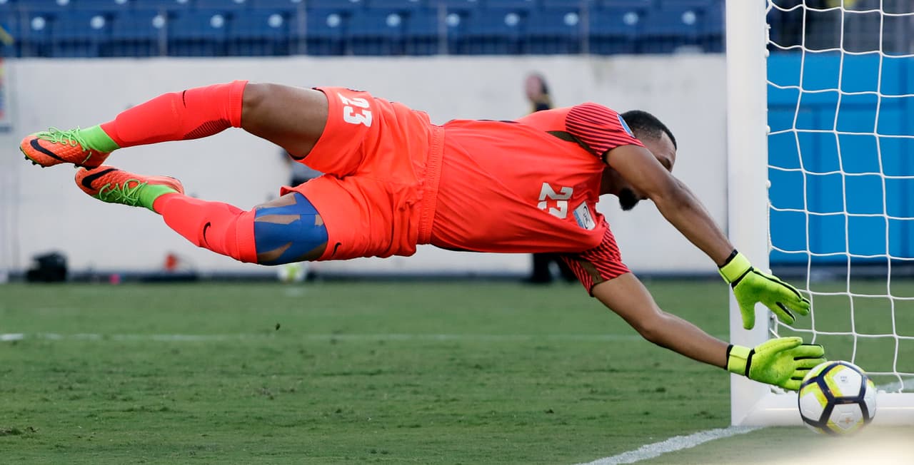 Una de las atajadas más espectaculares del encuentro fue protagonizada por Kevin Olimpa, arquero de Martinica.