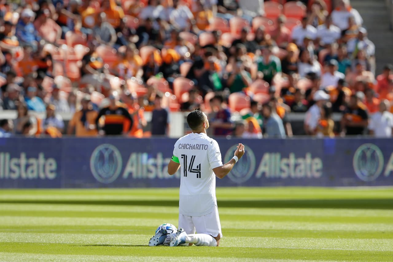 <b>¿Se despedirá como un ídolo y con goleada en L.A. Galaxy?</b>
<br>- Como ya lo vimos, ‘Chicharito’ no solamente es un jugador letal en el área, sino que cuando marca con su club un gol con el que pone fin a un ciclo, suele ser una goleada de escándalo favorable a su escuadra.