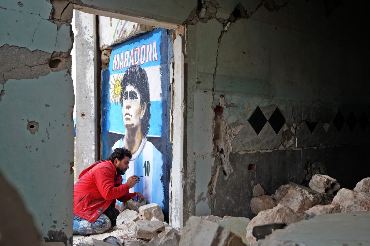 En Siria, el pintor Aziz Asmar dibujó en un muro de su casa destruida, en Binnish, al norte de la provincia de Idlib, un retrato del famoso jugador argentino que será enterrado este mismo jueves en un cementerio en las afueras de Buenos Aires.