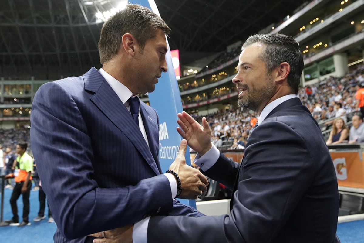 Los técnicos y su tradicional protocolo, el uruguayo Diego Alonso de Monterrey (izquierda) y Rafael Puente (derecha) del Querétaro.
