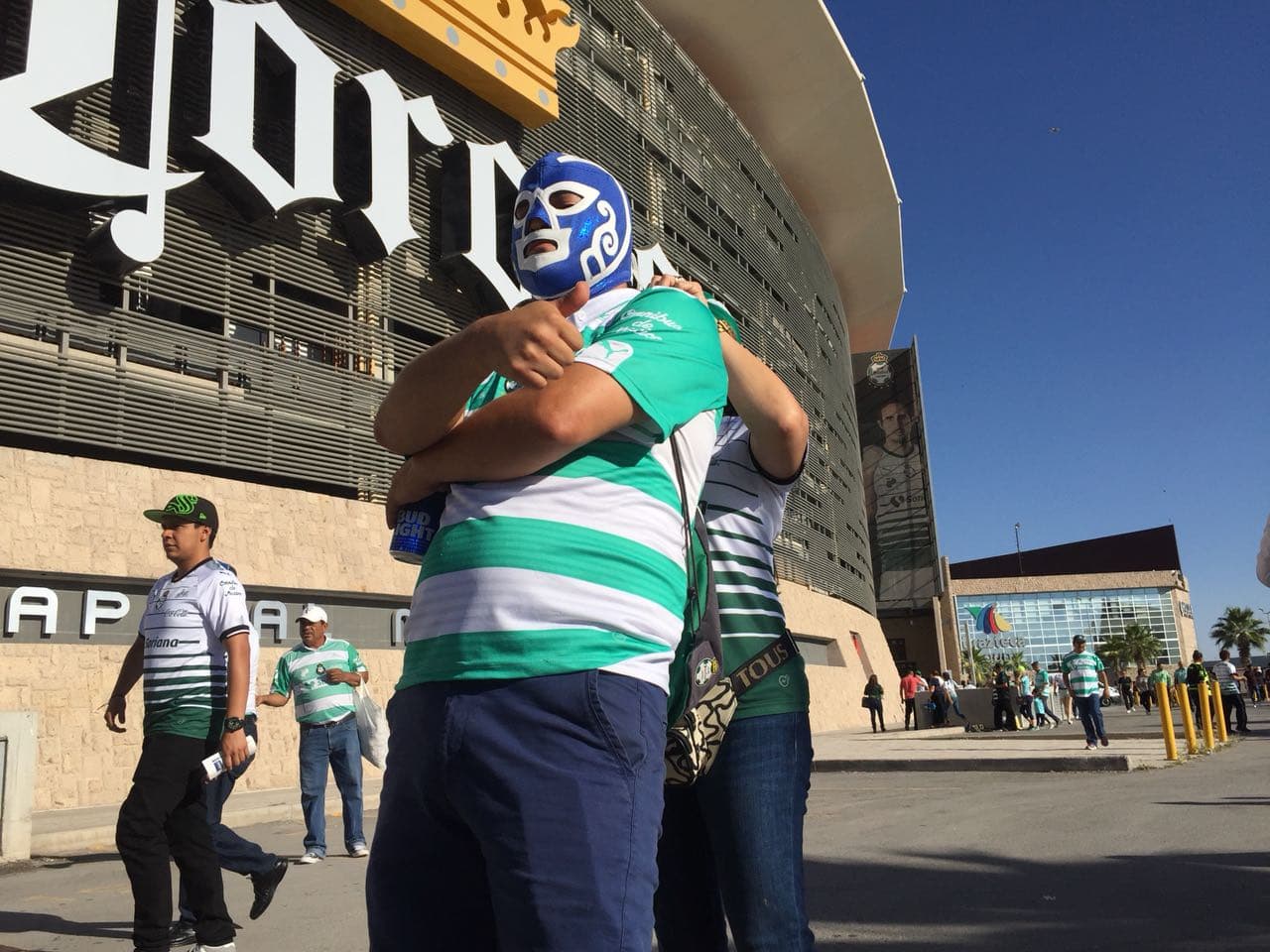 El Estadio Corona se colmó de aficionados, en su mayoría de Santos, para presenciar la ida de la semifinal. Desde la previa, la gente prendió el ambiente pero siempre con respeto por el rival.