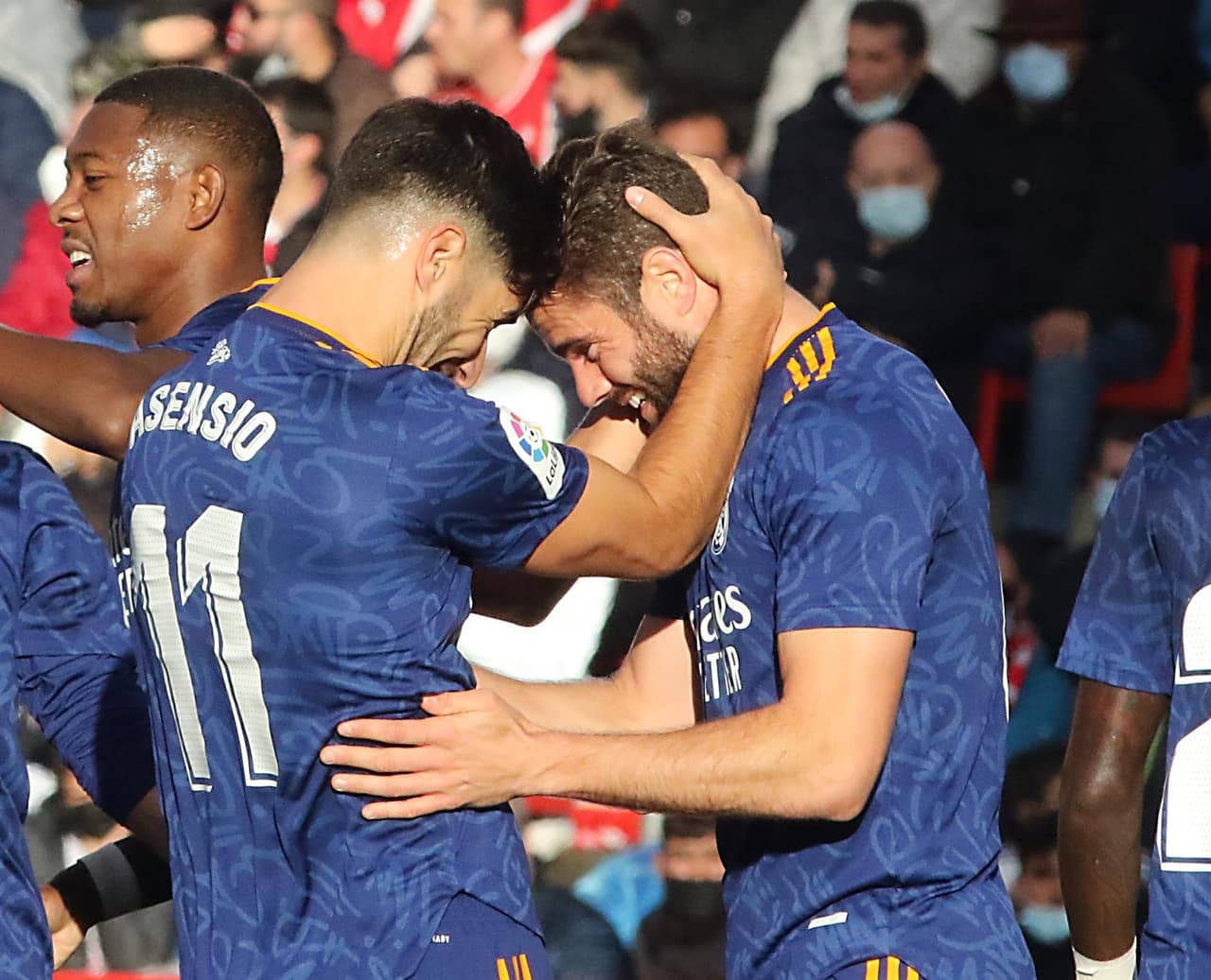 Real Madrid se impone a Granada 4-1 y suma su tercera victoria al hilo en La Liga. Luis Javier Suárez anotó el único tanto para los rojiblancos, mientras que Asensio, Nacho Fernández, Vinicius Jr. y Ferland Mendy le dieron la victoria a los 'merengues' en la fecha 14.