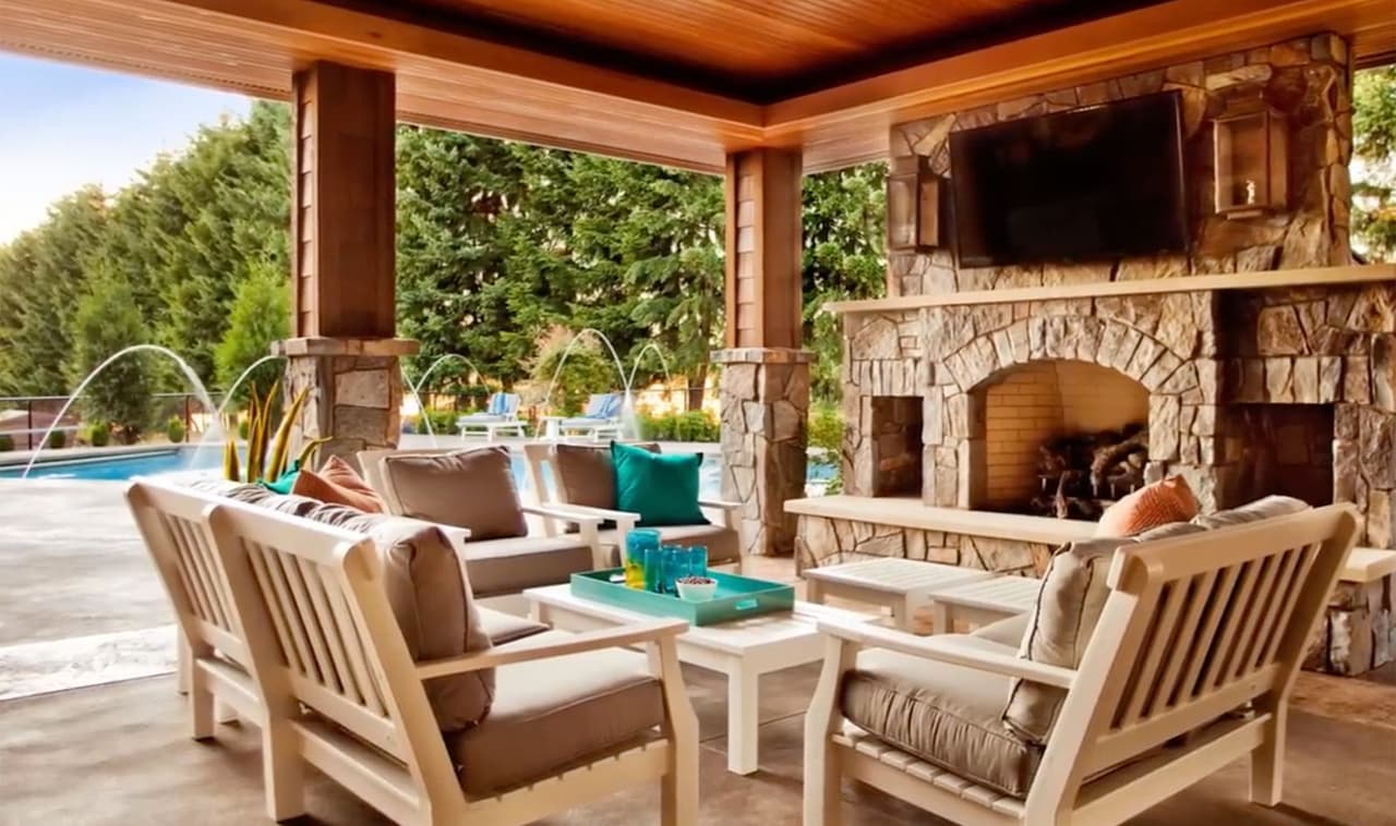 Entre las características del inmueble es que cuenta con una cancha de futbol, una alberca, gimnasio, y varias habitaciones con todas las amenidades.
<br>