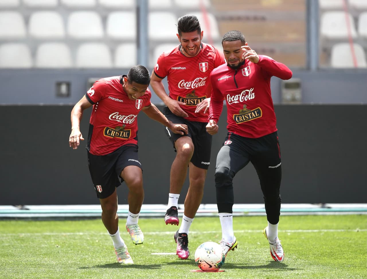 En Perú, Alexander Callens (New York City FC) y Edison Flores apuran el entrenamiento con su equipo nacional para enfrentar este jueves a Chile en Lima por las eliminatorias sudamericanas.