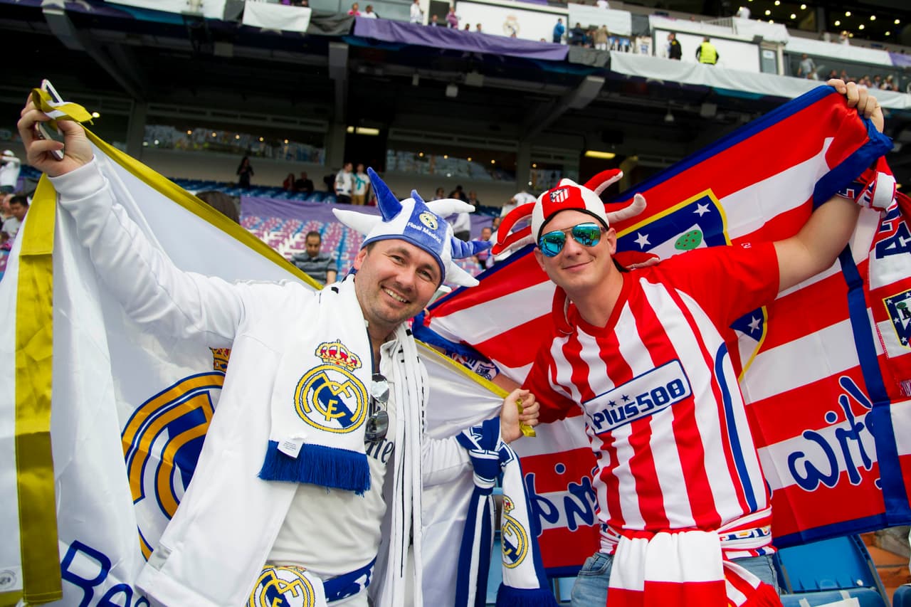 Los colores del fútbol vistieron a Madrid previo al enfrentamiento de Real y Atlético, sus dos equipos más tradicionales.