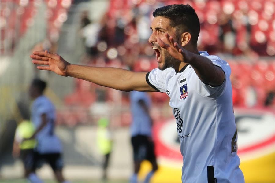 Afición hiere con petardo a jugador durante clásico chileno