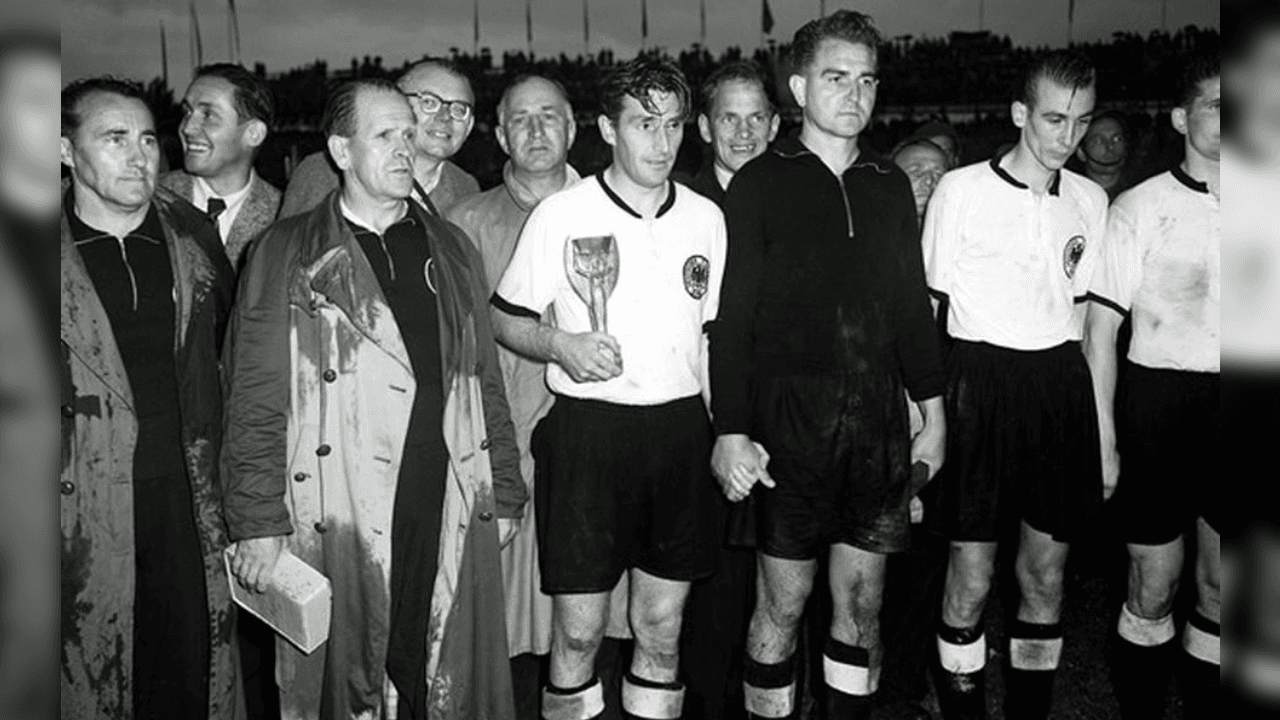 <b>Suiza 1954</b>
<br>- Alemania disputó su primera Final de Copa del Mundo ante la poderosa y favorita Selección de Hungría encabezaba por el histórico delantero Ferenc Puskás.
<br>- Partido de ida y vuelta, emocionante y con muchos goles. En los primeros 18 minutos del encuentro se marcaron cuatro anotaciones, dos por selección.