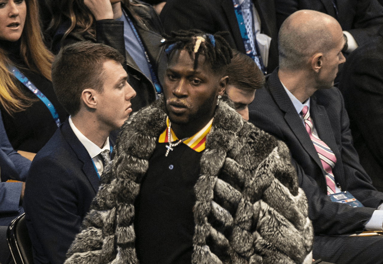 Antonio Brown presume cadena de 250 mil dólares en honor a Muhammad Ali