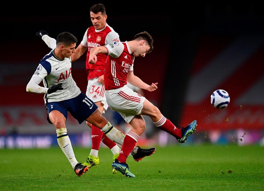 Arsenal se impone al Tottenham con marcador de 2-1. Erik Lamela abrió el marcador para los Spurs al minuto 33, pero fueron Martin Odegaard y Alexandre Lacazette quienes le dieron la victoria a los Gunners durante la Jornada 28 de la Premier League. Lamela salió expulsado al minuto 76.