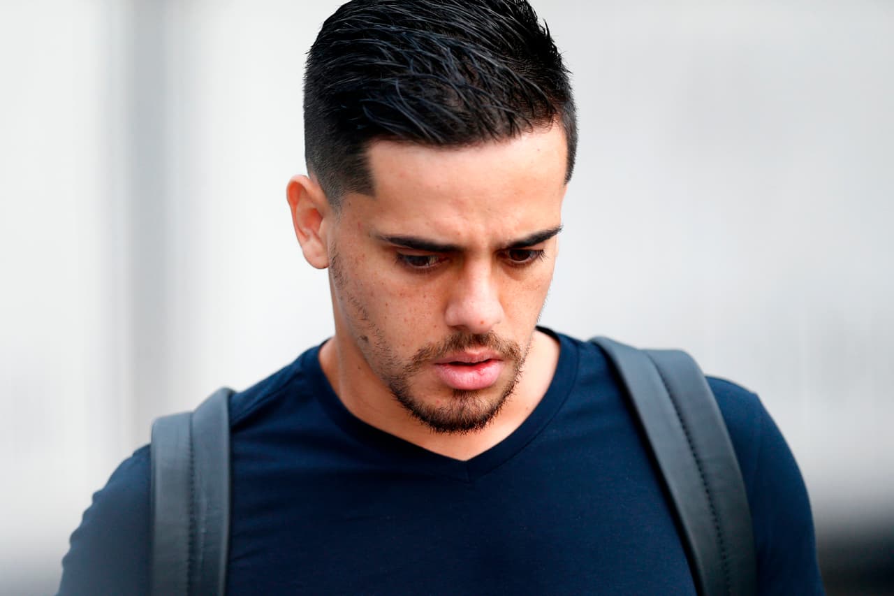 Fagner, mirando al piso, metía sus mochilas al autobus que llevaría al equipo al aeropuerto de Kazán.