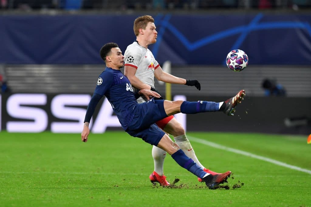 Dele Alli hace sus labores defensivas y le roba el balón al defensor Marcel Halstenberg.