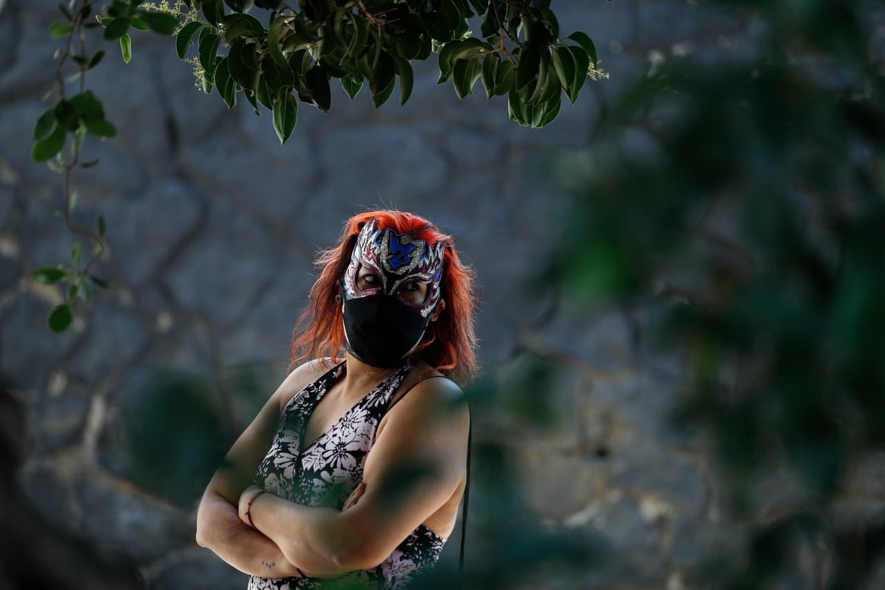 Con las arenas y gimnasios cerrados y sin otras entradas económicas,
<b>los luchadores mexicanos han sido duramente golpeados por la crisis de salud y económica</b> que ha provocado el
<a href="https://www.univision.com/temas/coronavirus">coronavirus</a>. La Zorra, profesional de Lucha Libre, espera en una fila para recibir una donación.
<br>
<br>