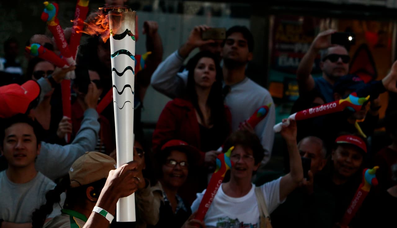La antorcha olímpica es recibida con protestas en Río de Janeiro