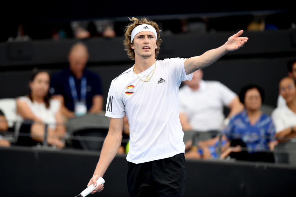 Posterior a las burlas de Kyrgios, Alexander Zverev destruyó su raqueta por fallar tantos servicios, por lo que llamó la atención por su mala conducta y sus actitudes.