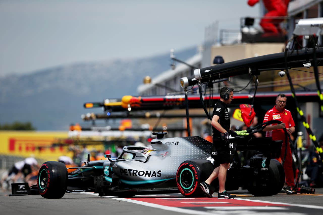 Este viernes la acción en el Gran Premio de Francia (Circuito Paul Ricard en Le Castellett) inició con las dos primeras sesiones de prácticas libres. Los autos de Mercedes volvieron a estar en lo más alto de la clasificación: Lewis Hamiton en la primera y Valtteri Bottas en la segunda. Por su parte, Sergio 'Checo' Pérez fue puesto 11 y 16, respectivamente.