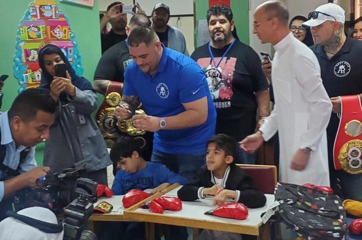 El boxeador mexicano, Andy Ruiz, visitó una asociación de niños con discapacidad con quienes convivió y dio algunos obsequios.