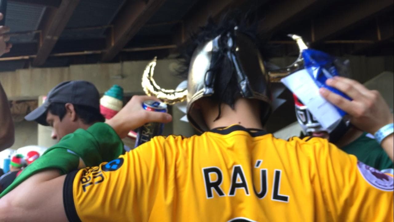 En las afueras del Bank of America Stadium los fanáticos mexicanos se alistan para el juego del Tri contra Martinica por el Grupo A de la Copa Oro.