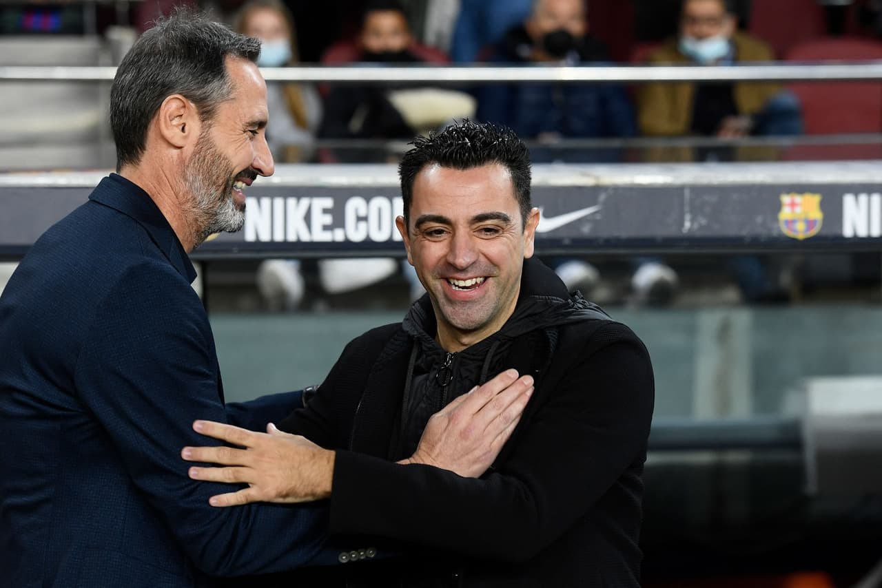 Xavi Hernández regresaba el camino entre aplausos y hasta el estratega rival, Vicente Moreno lo recibía con un abrazo