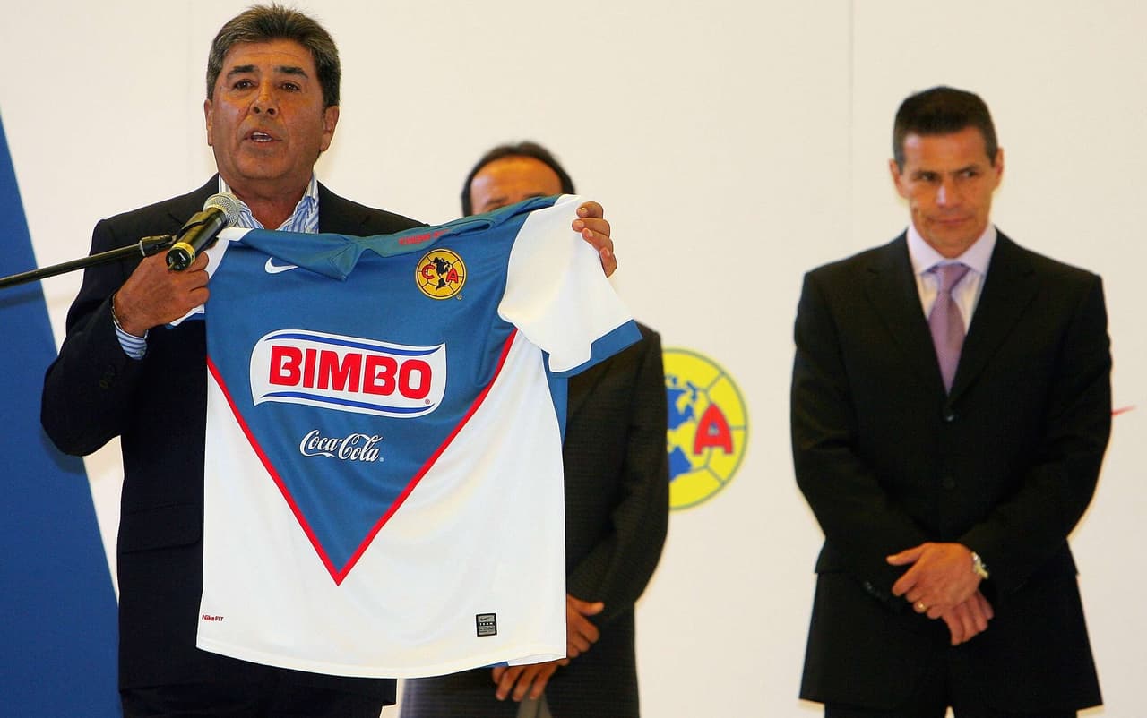 Eso daría la idea para aquél triángulo azul con un borde rojo con el escudo del equipo que se convirtió en uno de los uniformes más emblemáticos en la historia del equipo.