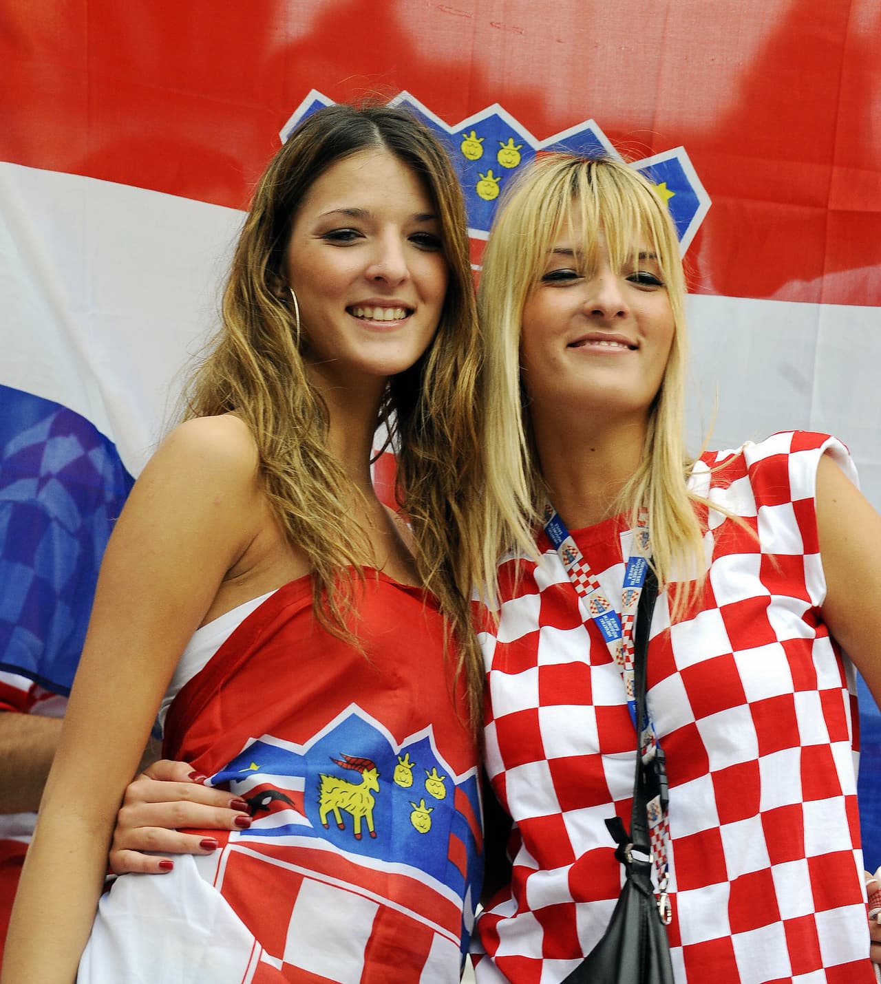 Disfruta de las mejores imágenes de las aficionadas croatas que partido a partido apoyan a su selección.