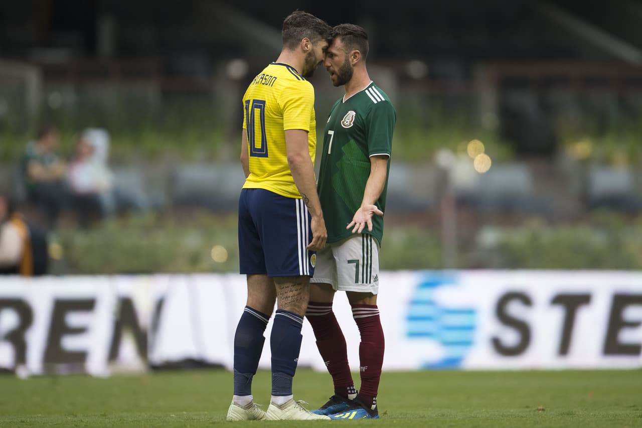 Las cosas se tensaron avanzado el partido. En la imagen, Layún encarándose con Patterson tras una jugada donde ambos disputaron con fuerza el esférico y acabaron forcejeando.